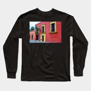 Maison typique de Oaxaca au Mexique Long Sleeve T-Shirt